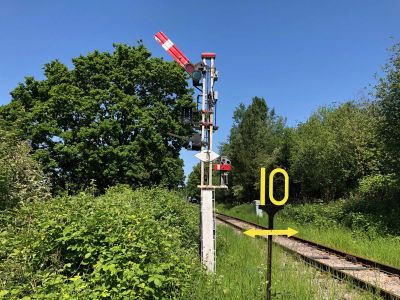 The Up Outer Home signal cleared for the Up line - note the route indicator showing 