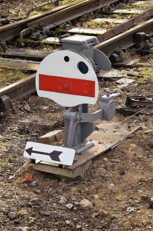 The exit shunt signal from the Engineers Siding has been replaced with a more prototypical type and repositioned.