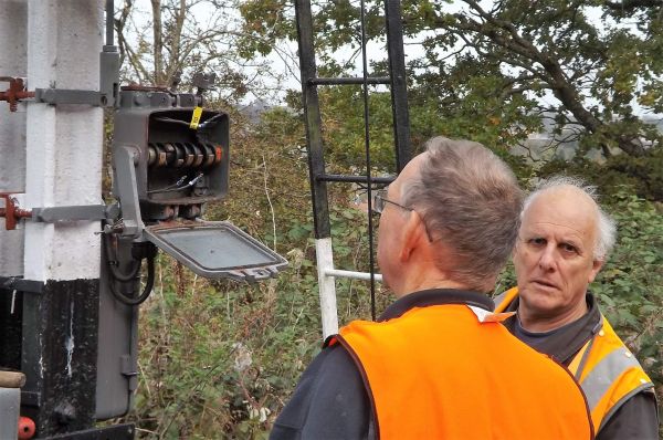 Dave Gilson and David Collins discuss the wiring of the contact box on No.23 signal - 'Single Line to Down Line Up  Shunt'.