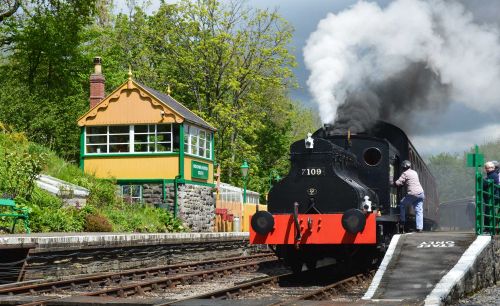 Sentinel 7109 Joyce departs Up platform at Midsomer Norton 22nd May 2021