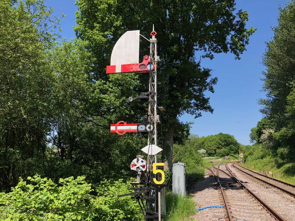 The upper arm is the UP Inner Home signal and the lower arm is the Calling On signal. May 2023